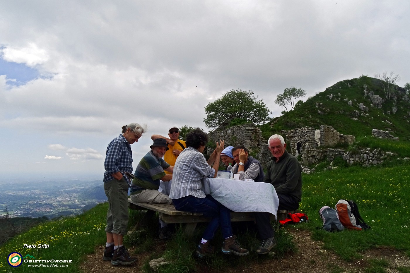 74 Un bel gruppo  si gode la compagnia ...con vista panoramica.JPG -                                